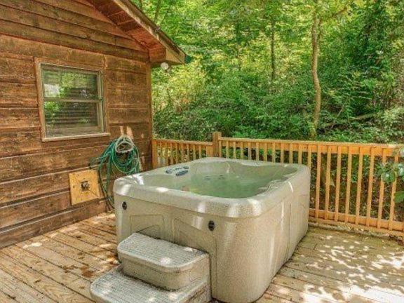Treehouse Between Gatlinburg And Pigeon Forge. Pet Friendly! Εξωτερικό φωτογραφία