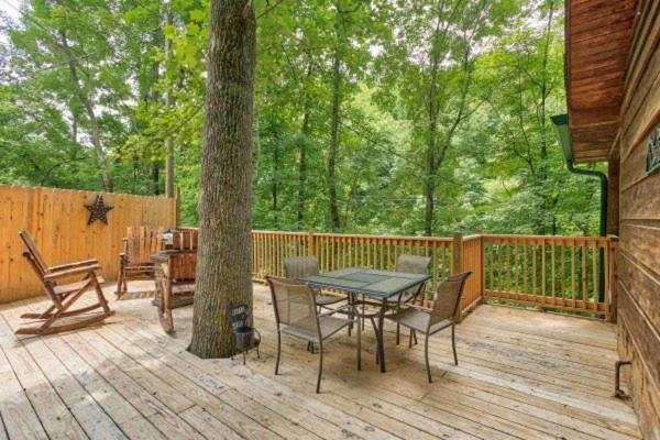 Treehouse Between Gatlinburg And Pigeon Forge. Pet Friendly! Εξωτερικό φωτογραφία